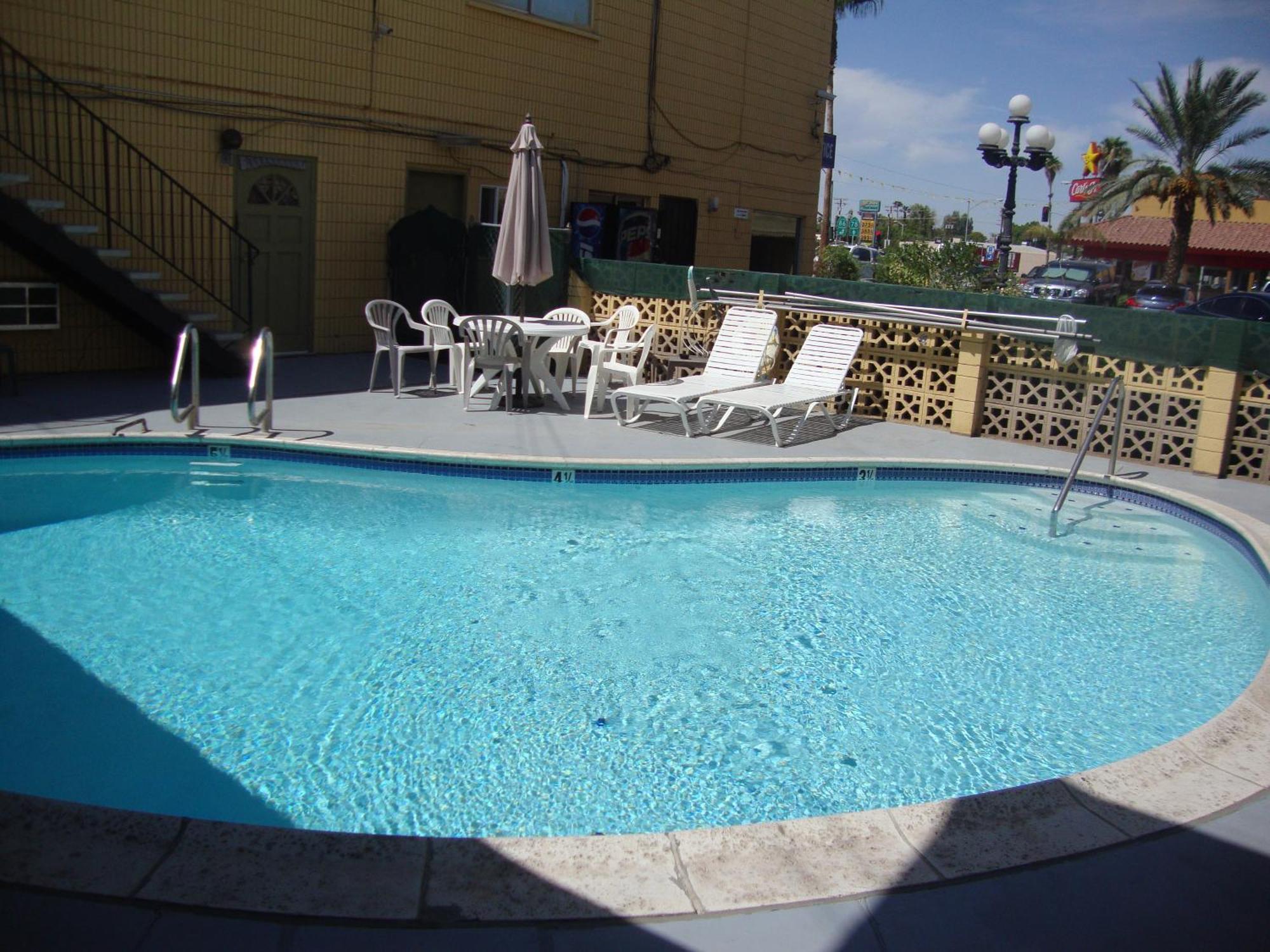 Townhouse Inn And Suites Brawley Esterno foto