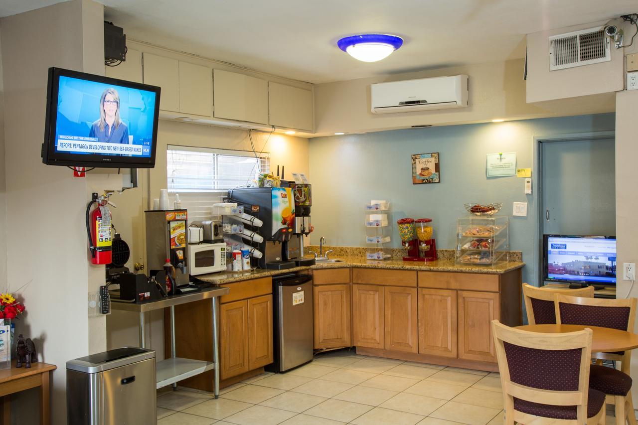 Townhouse Inn And Suites Brawley Esterno foto