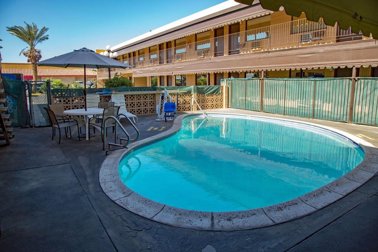 Townhouse Inn And Suites Brawley Esterno foto