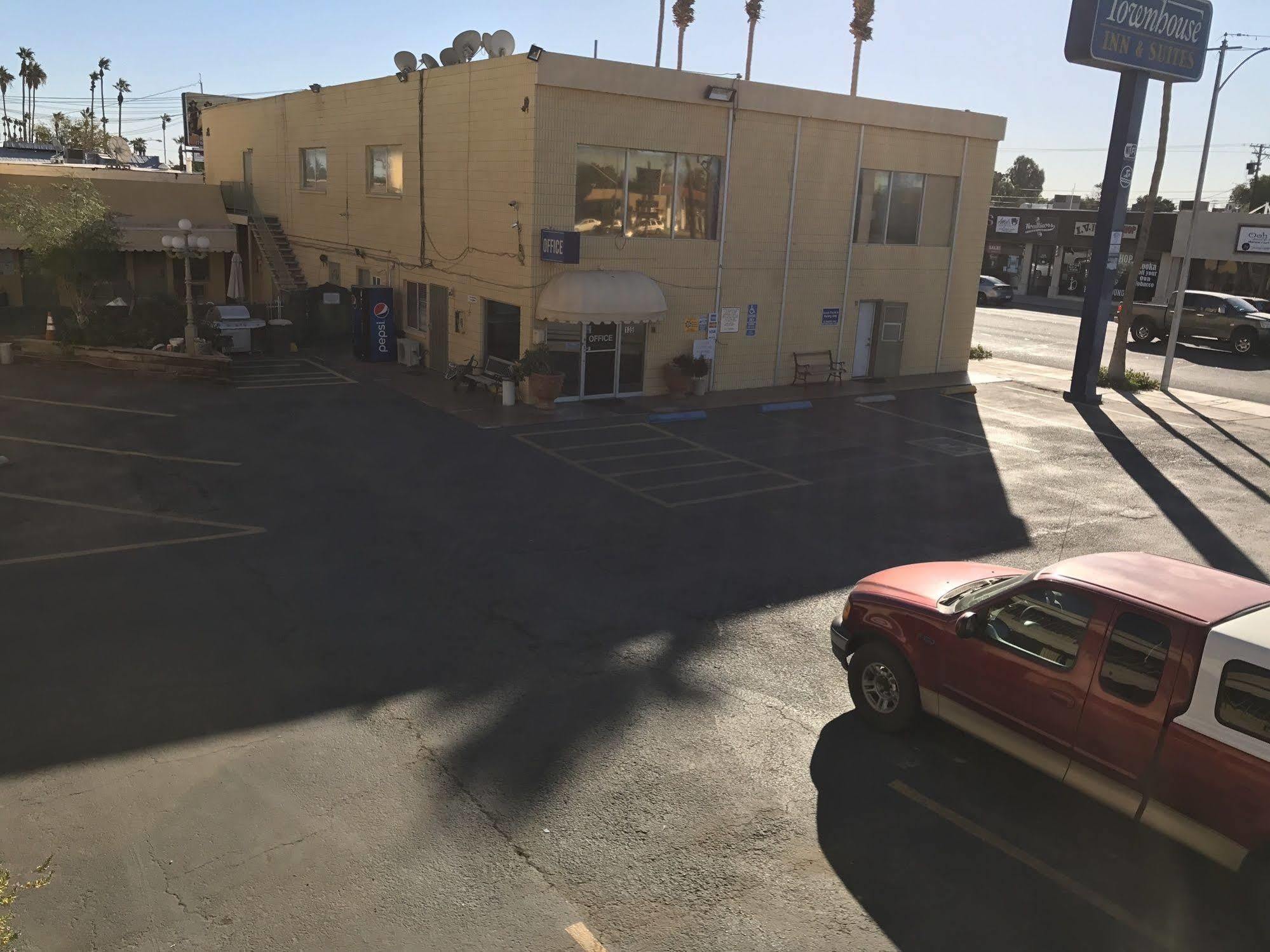 Townhouse Inn And Suites Brawley Esterno foto