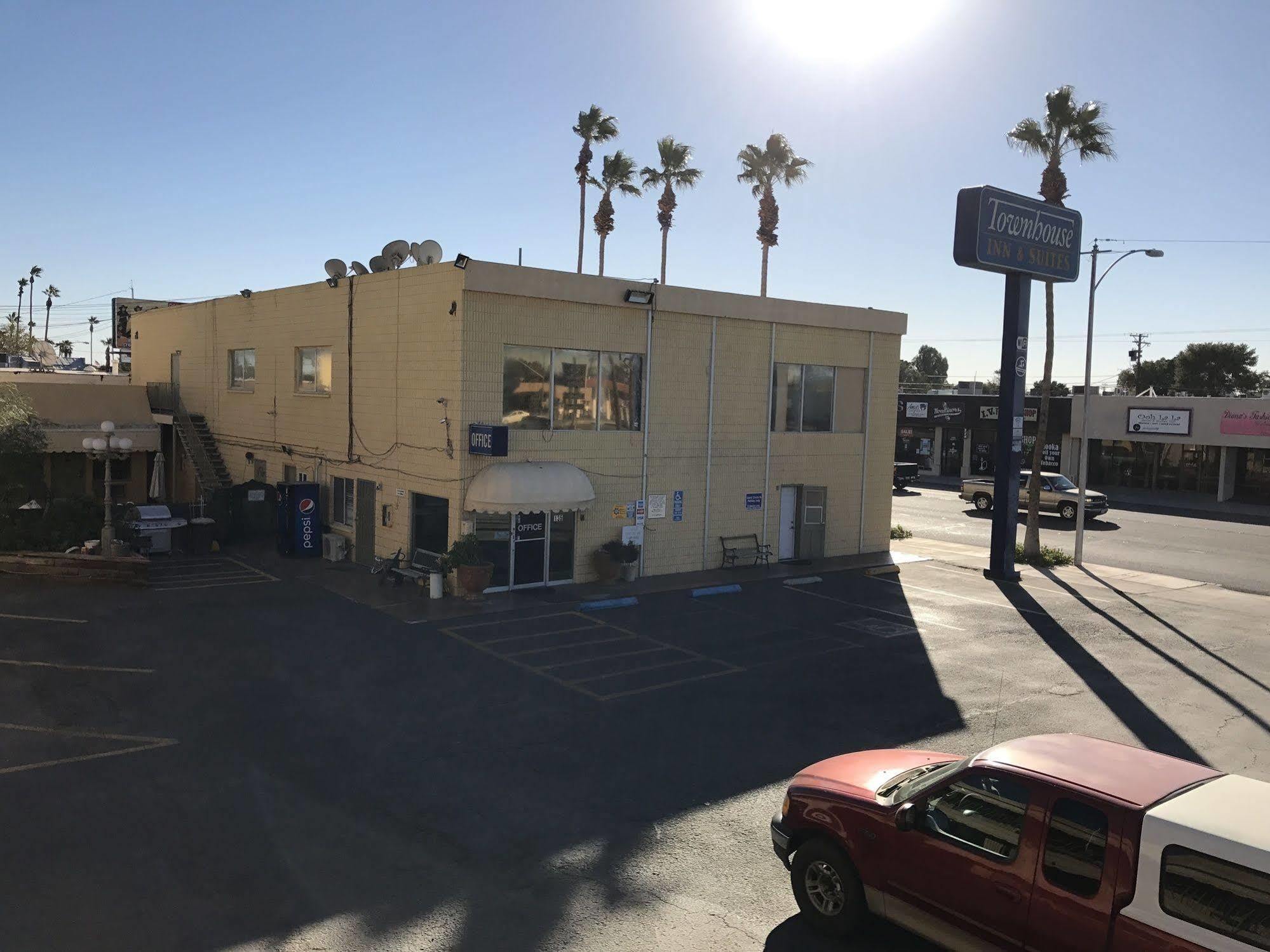 Townhouse Inn And Suites Brawley Esterno foto