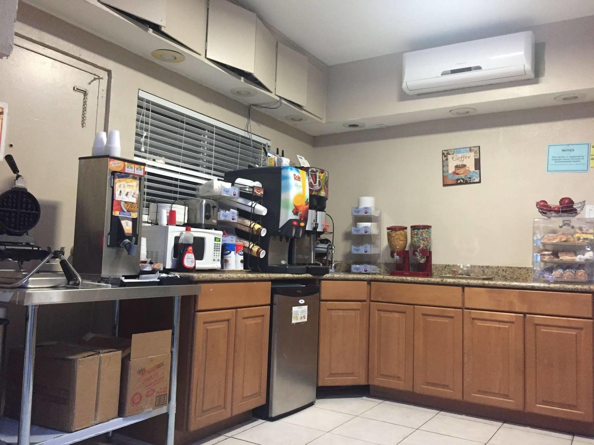 Townhouse Inn And Suites Brawley Esterno foto