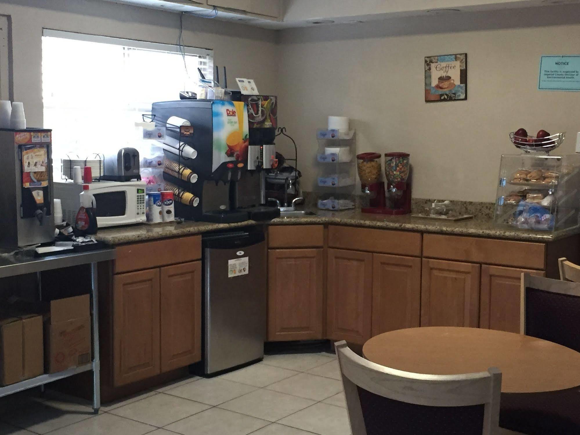 Townhouse Inn And Suites Brawley Esterno foto