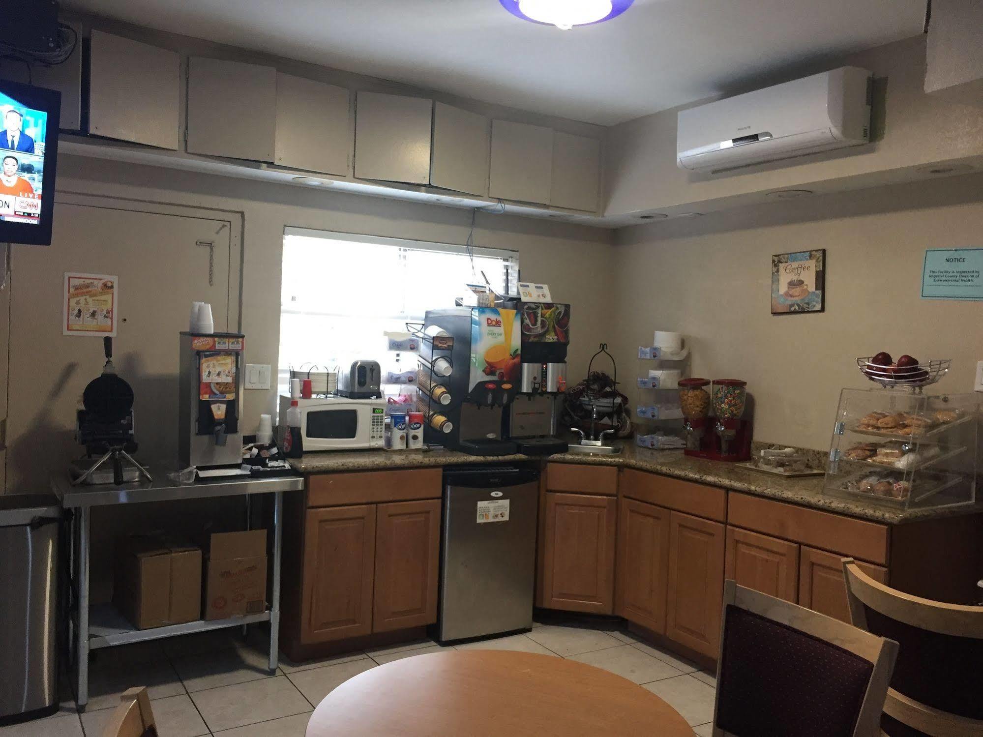 Townhouse Inn And Suites Brawley Esterno foto