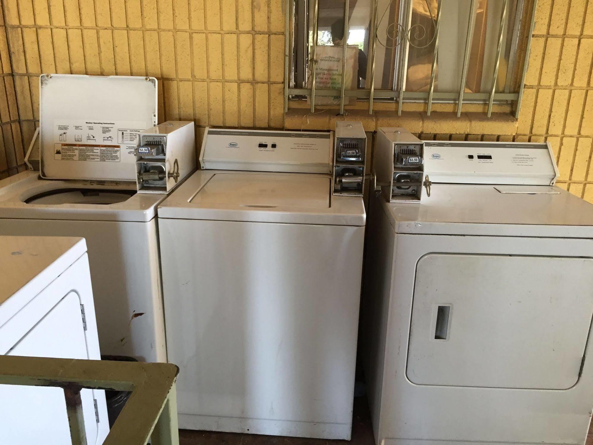 Townhouse Inn And Suites Brawley Esterno foto