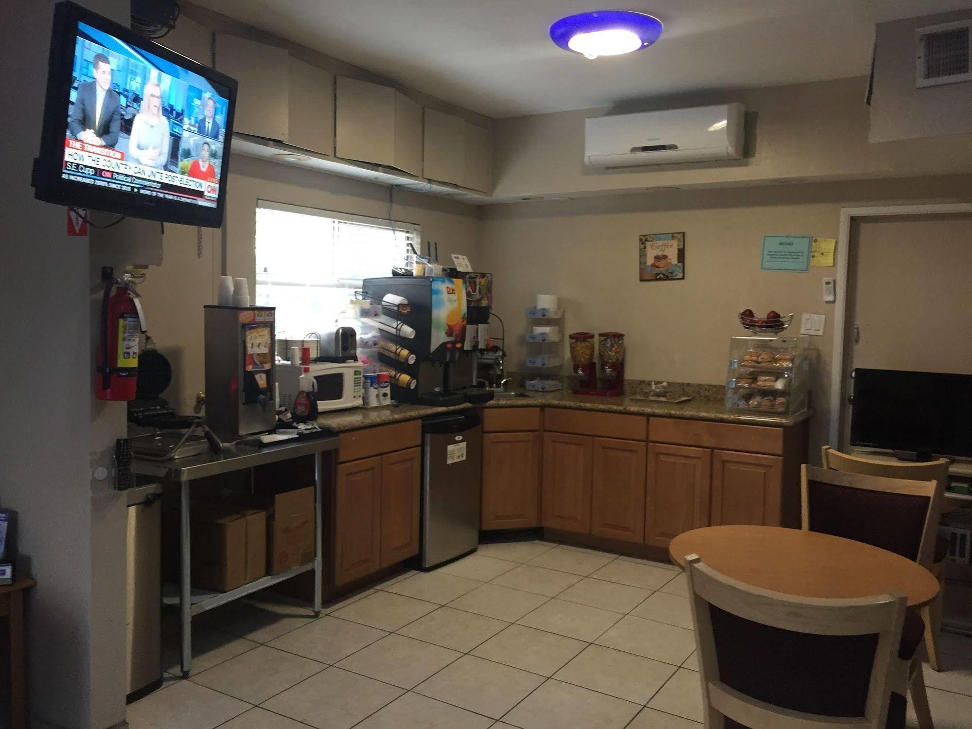 Townhouse Inn And Suites Brawley Esterno foto